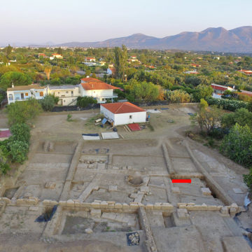 Άποψη της Στοάς (2017). Με κόκκινο η τομή του 2007