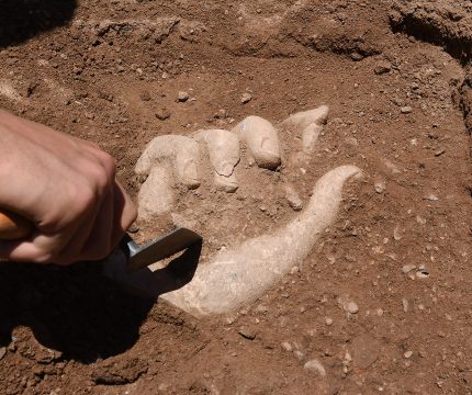 Moment of discovery of a marble hand in the Gymnasium of Eretria (phot. G. Ackermann, 2018, ©ESAG)