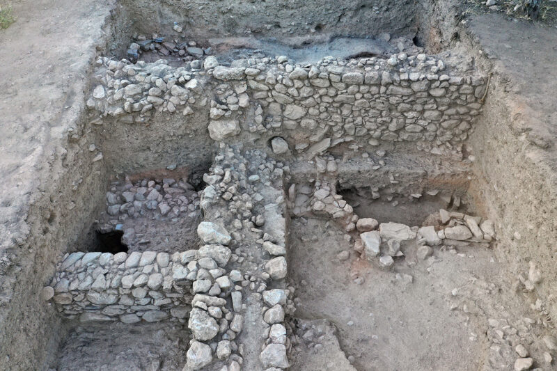 Stützmauer und ein Gebäude aus dem Mittelalter, direkt auf Schichten der frühen Bronzezeit (3. Jahrtausend v. Chr.) errichtet.