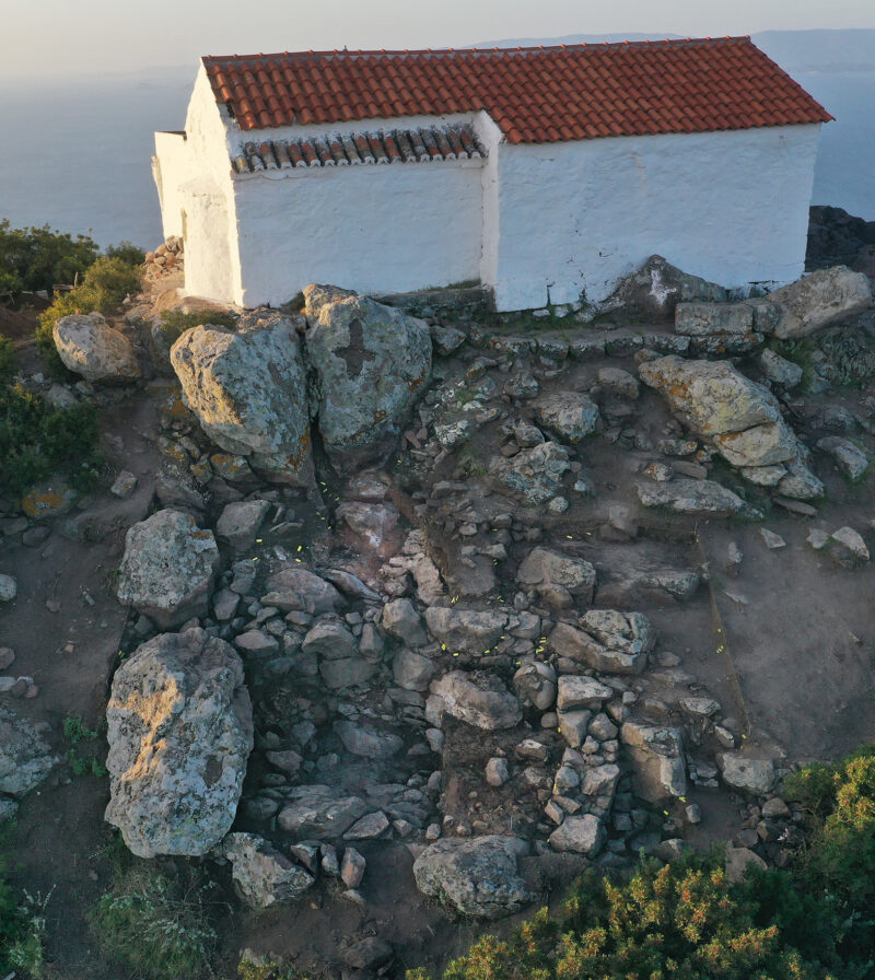Vestiges antiques sous la chapelle au sommet du Mt Hellanion